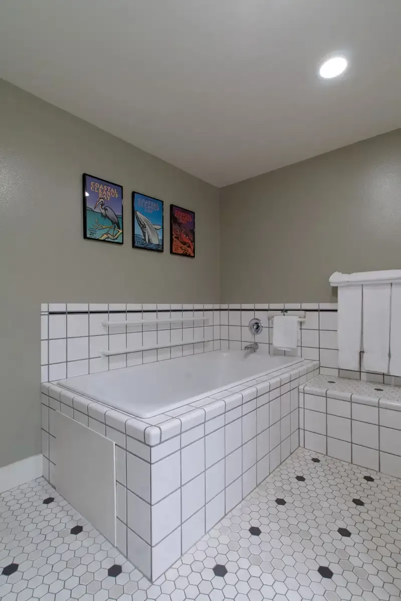 Bathtub in room 166 Bathtub in room 166